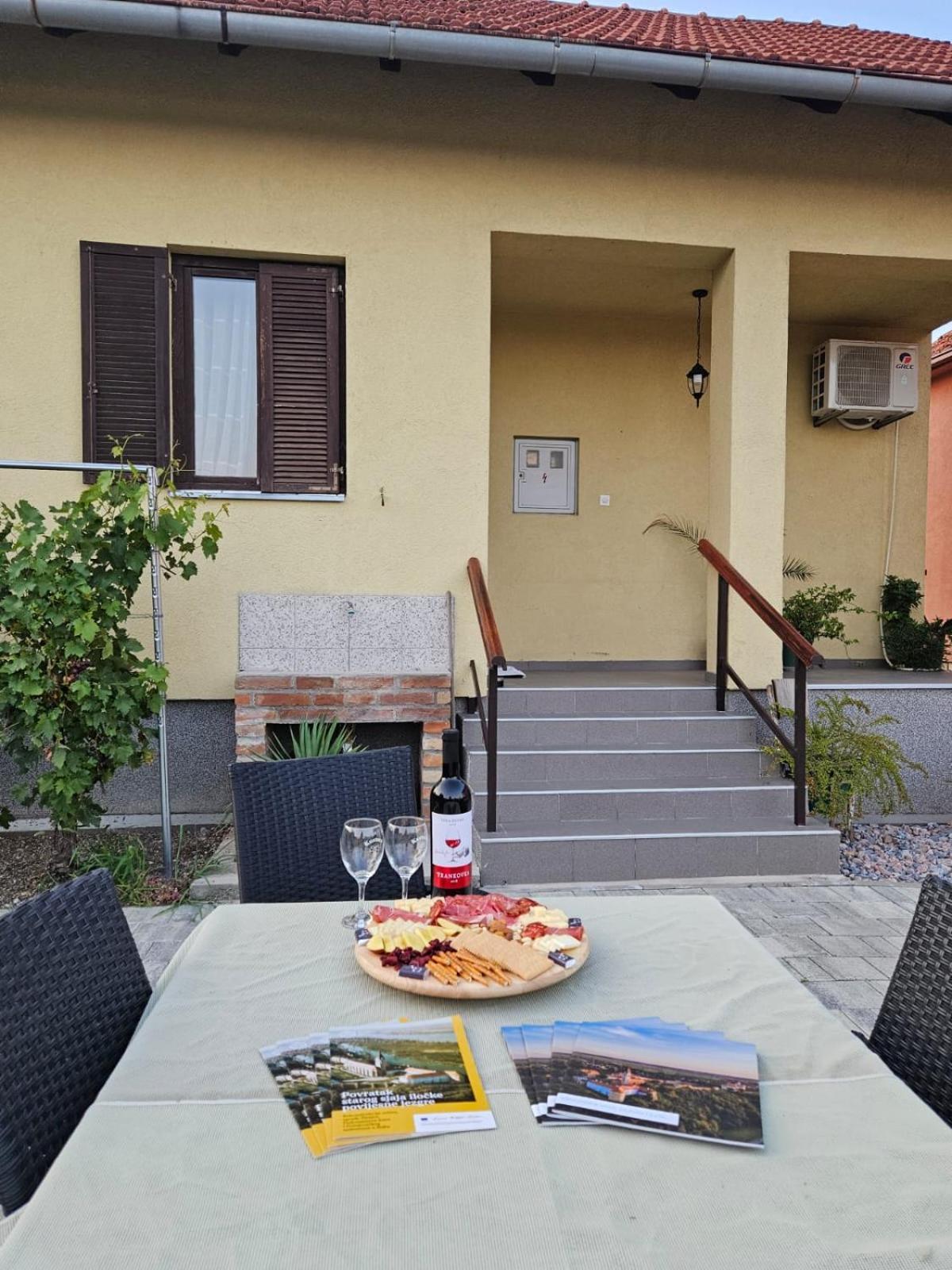 Studio Apartman Dora Ilok Exterior foto